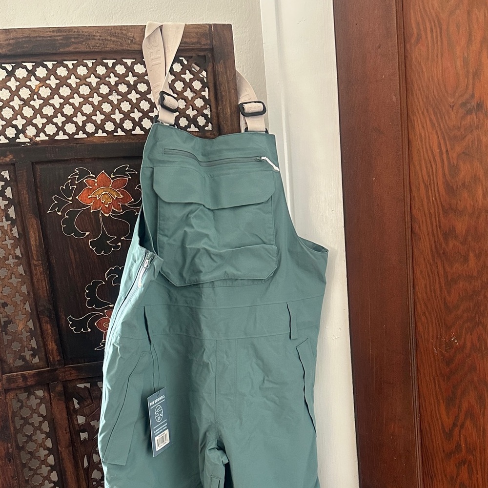 Trew Teal Womens Bib and ski shell jacket 
Bib xt large 
Shell jacket is medium